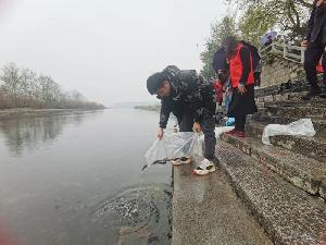 廣西建工四建公司團委開展“學雷鋒.守護漓江增殖放生”主題活動